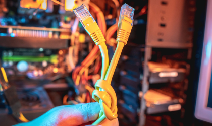 Nie przeginaj! Czyli jak dobrać promień gięcia kabli sieciowych, by nie obniżyć transmisji danych