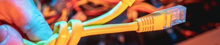 Nie przeginaj! Czyli jak dobrać promień gięcia kabli sieciowych, by nie obniżyć transmisji danych